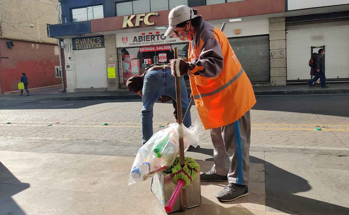 Trabajadores de limpieza retirar los chicles del piso de los portales de Toluca