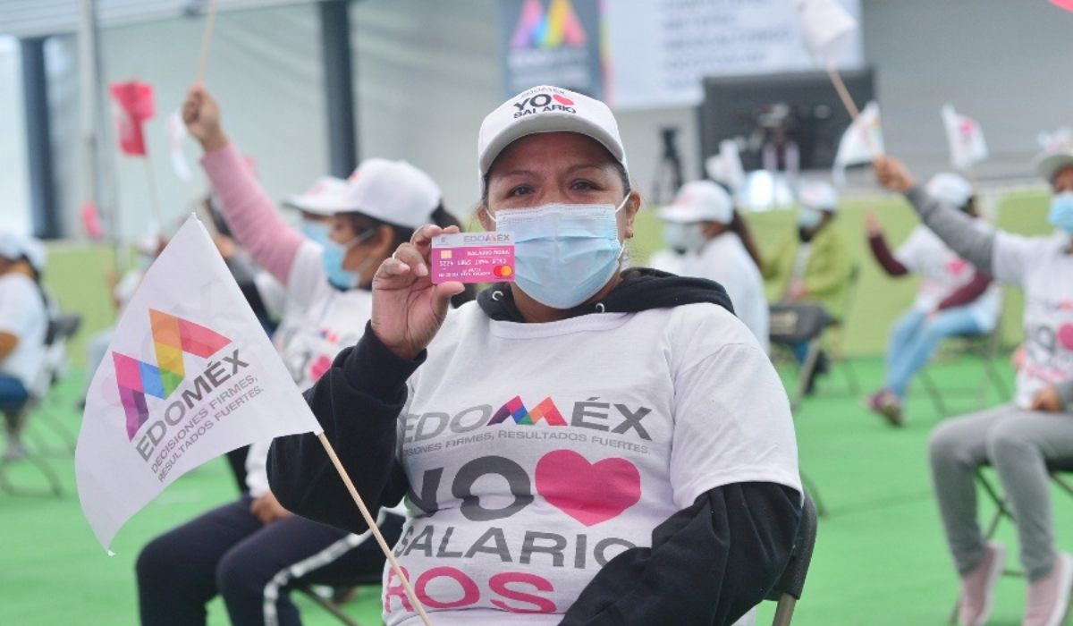Mujeres mexiquenses presumiendo su tarjeta del Salario rosa 2022