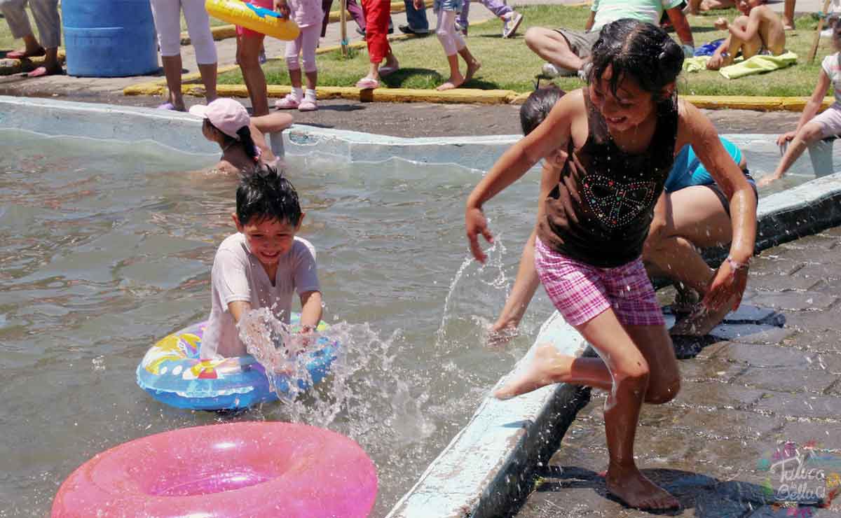 Fotografía de niños nadando y jugando en el agua disfrutando las vacaciones de semana santa