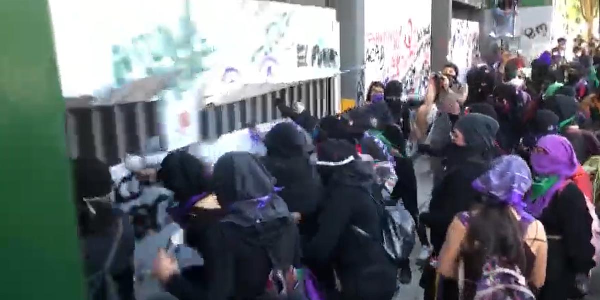 Feministas 8M irrumpen en el edifico de la Secretaría de la Mujer