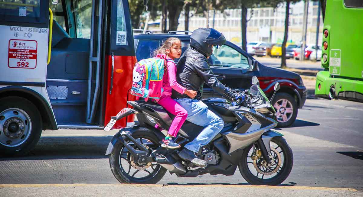hija de padfe la lleva en motocicleta a clases 