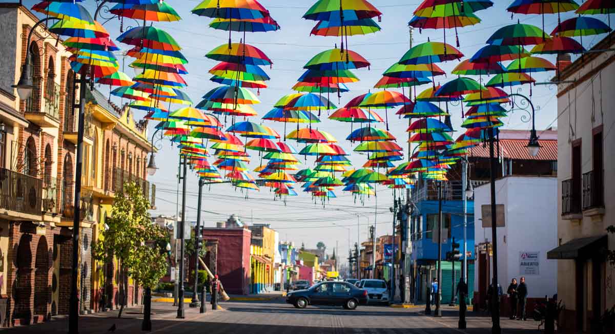 centro de metepec es adornado con coloridas sombrillas