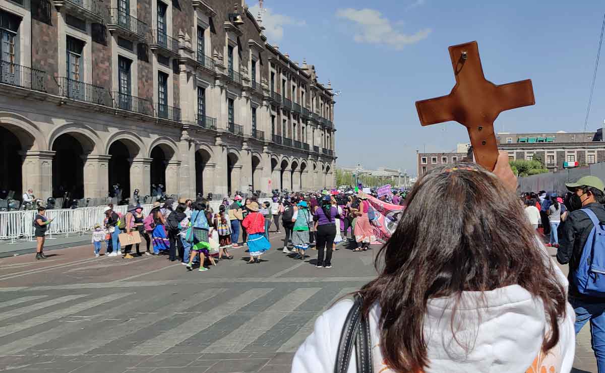¡Con todo y cruz! Católicos rezan y les echan agua exorcizada a feministas durante la marcha del 8M en Toluca