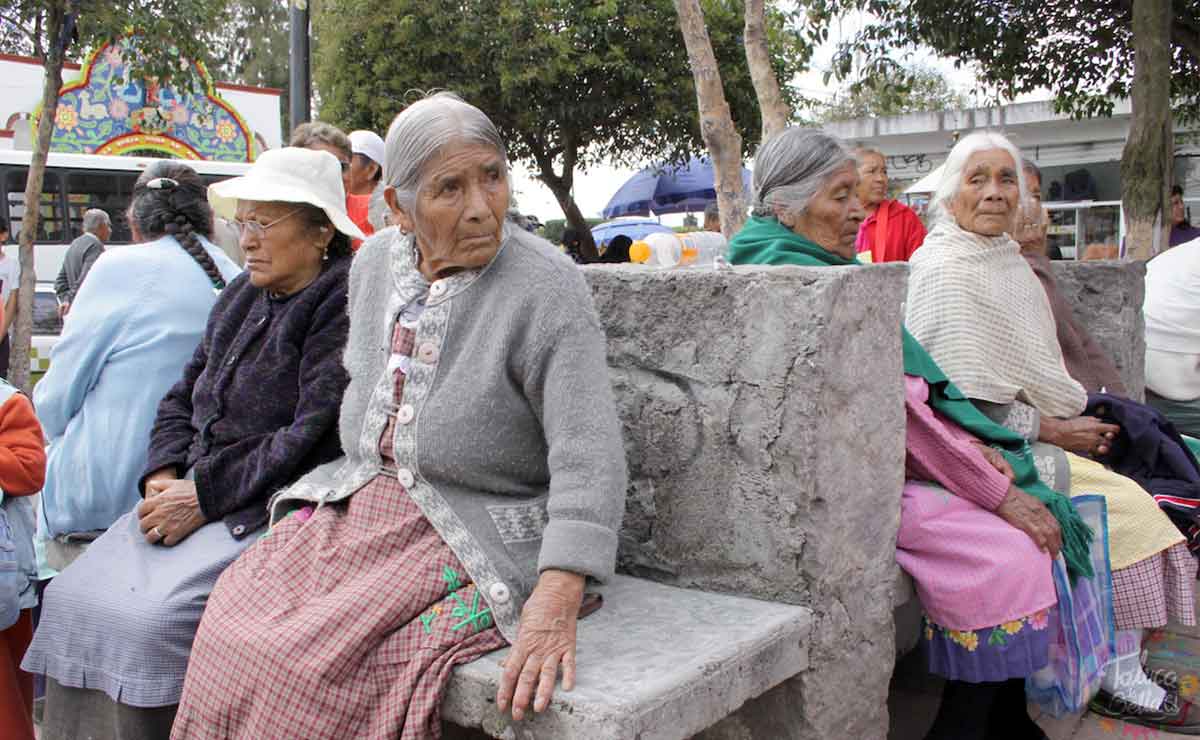 Señoras adultas mayores esperando a que llegue de la pensión bienestar