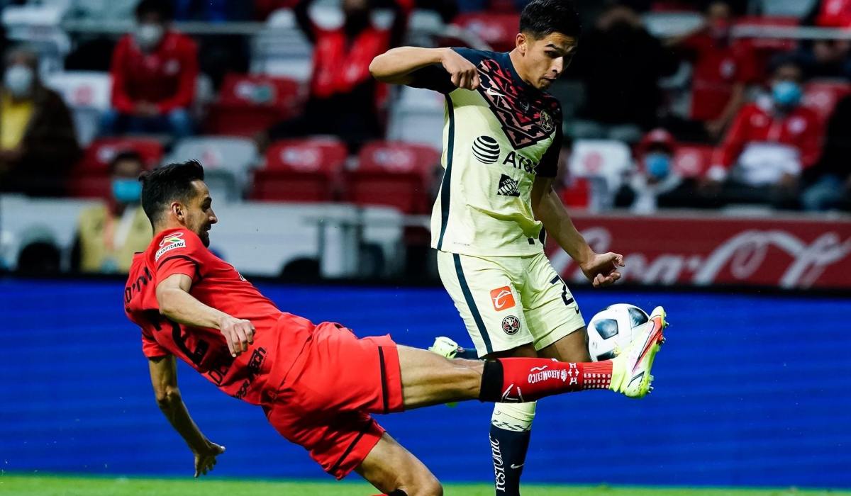 Liga mx 2022- disputa del balón entre Raúl López y un jugador americanista