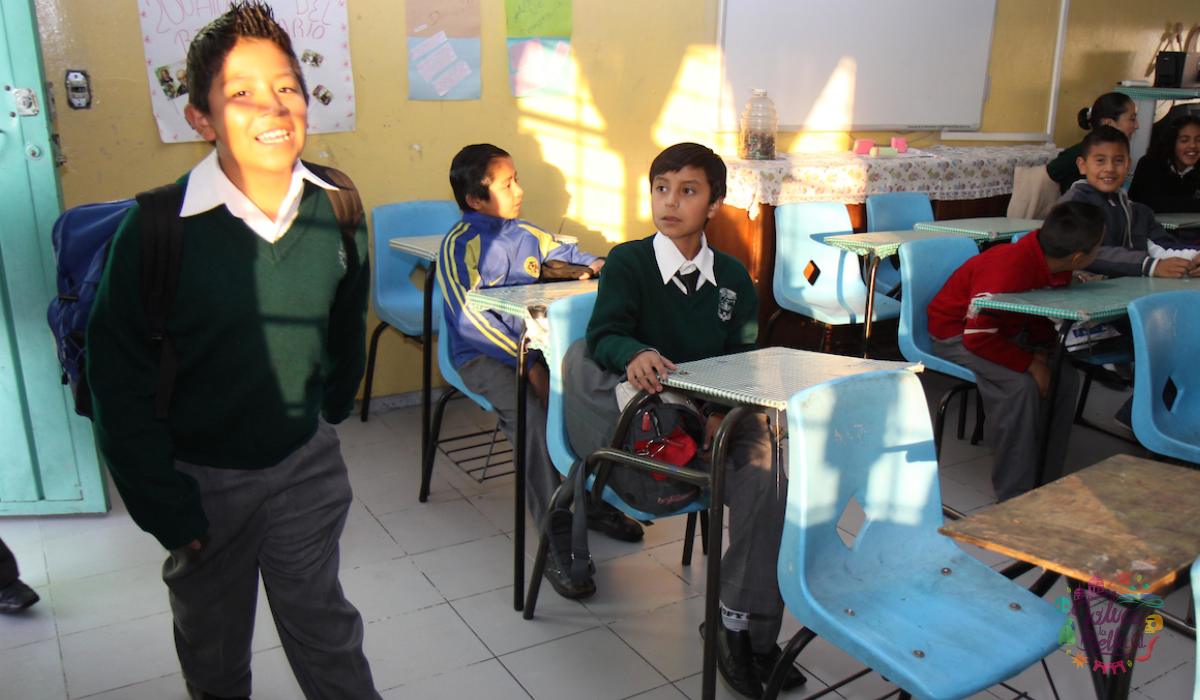 Alumnos mexiquenses en un aula de clases
