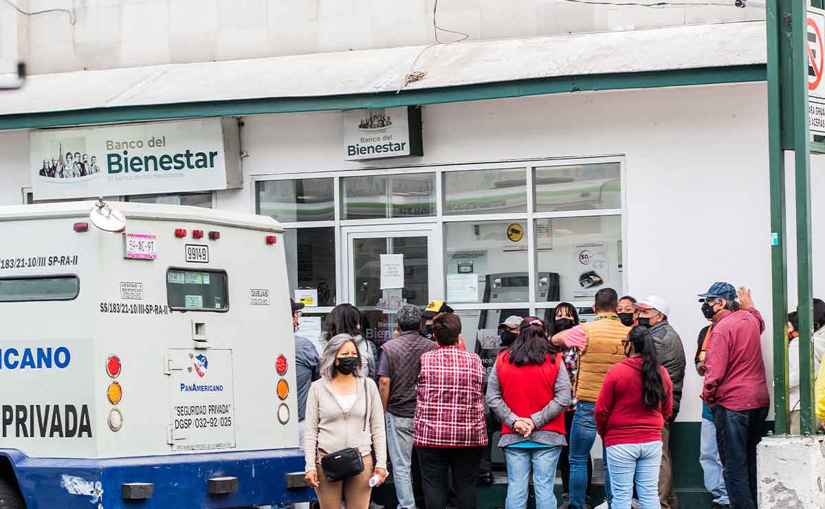 Personas formadas en el banco del bienestar en Toluca