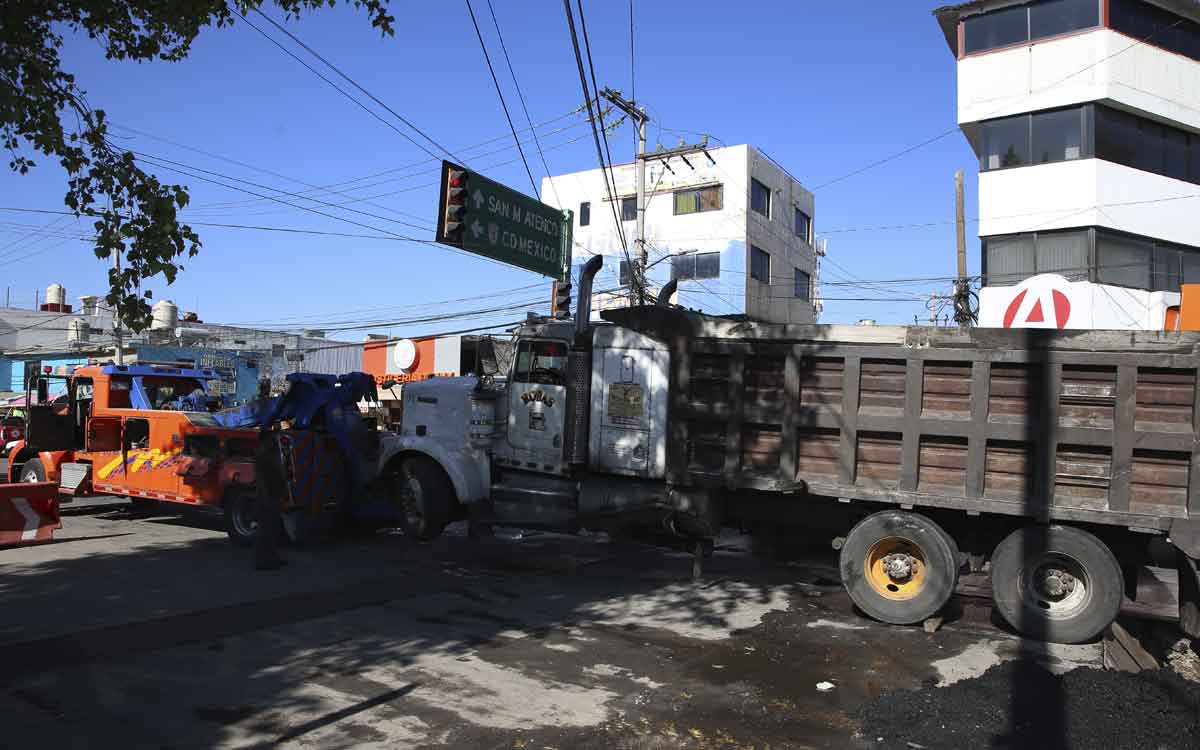 camión ayuda a sacar unidad atorada en hoy en san mateo atenco y tollocan