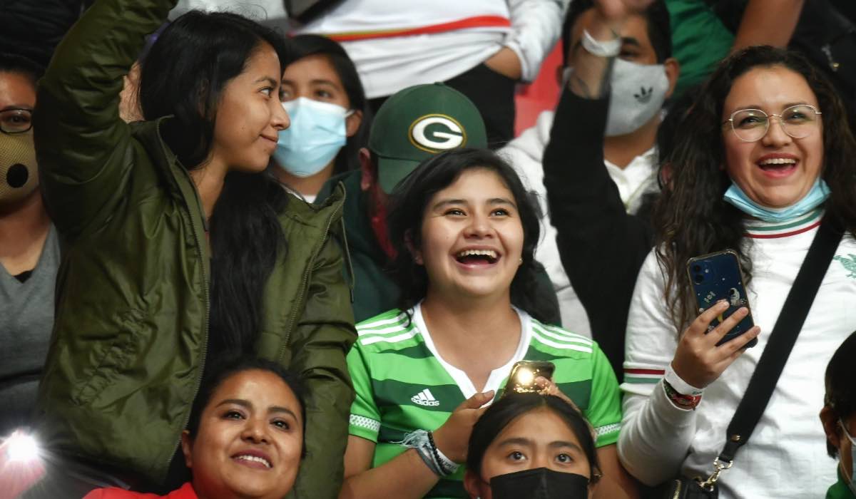 Afición mexicana disfrutando del partido 