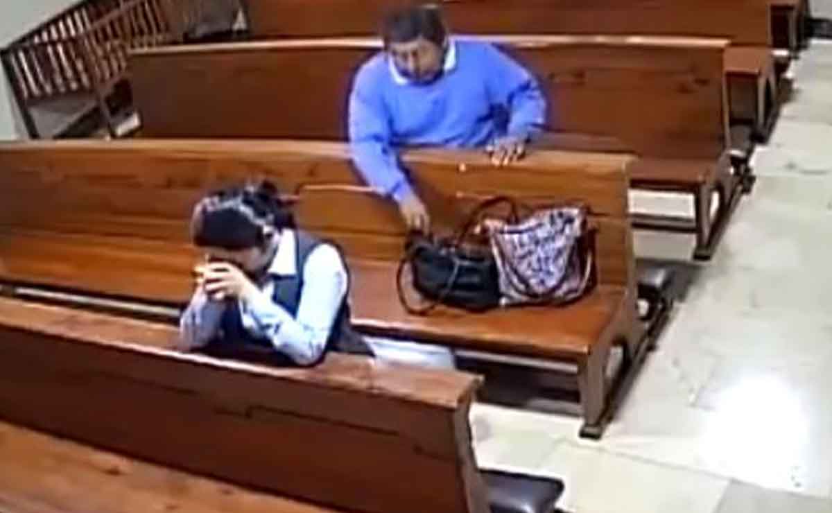 Hombre captado en cámara robando un celular en una iglesia