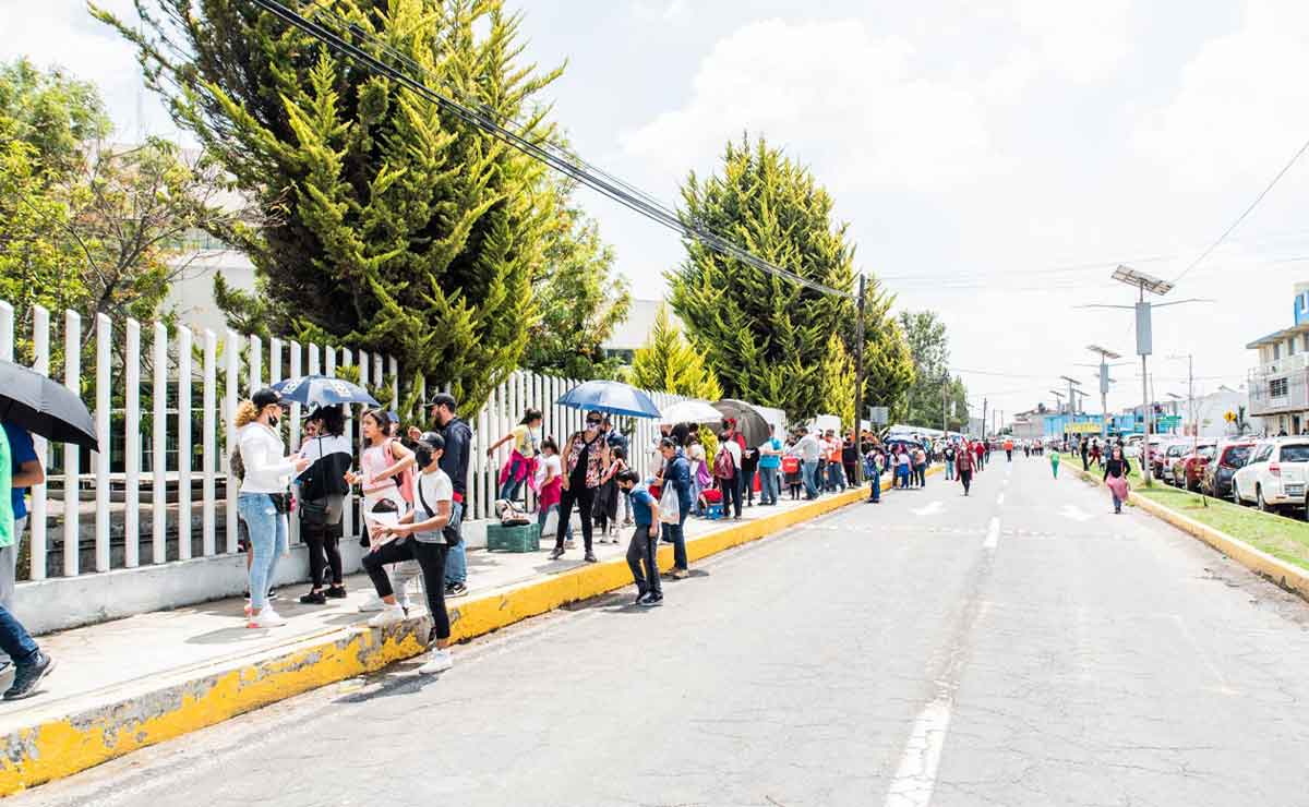 Fila de niños esperando a ser vacunados en Toluca