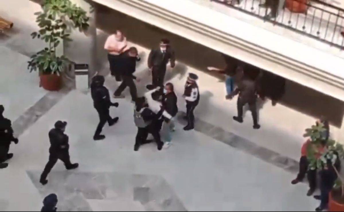 Policías intentan detener pelea de familiares al interior de los juzgados de Toluca