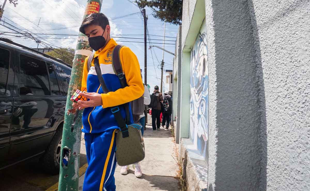 Adolescente saliendo de su escuela en Toluca