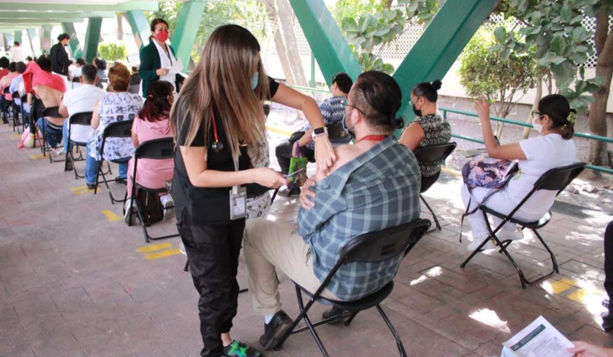 Aplican vacuna contra el COVID-19 en el IMSS de Toluca 