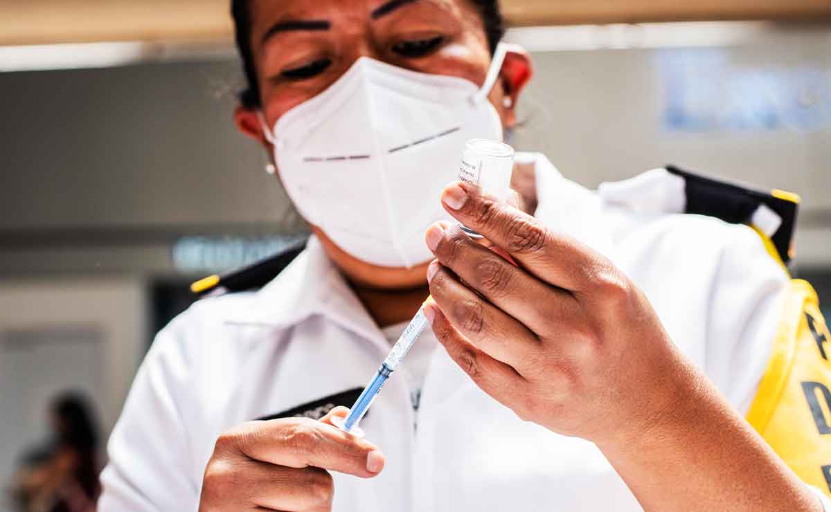 Enfermera preparando la jeringa para vacunar en la terminal de Toluca