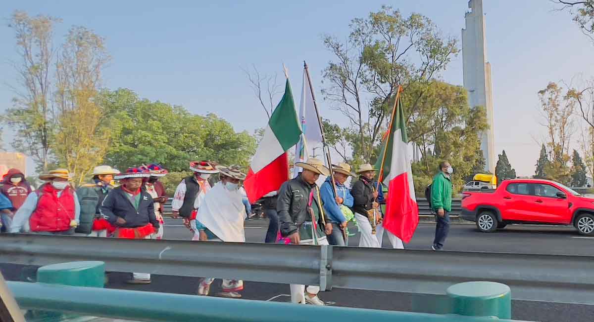 peregrinos caminando por tollocan a punto de interferir la méxico toluca en mayo 24 del 2022