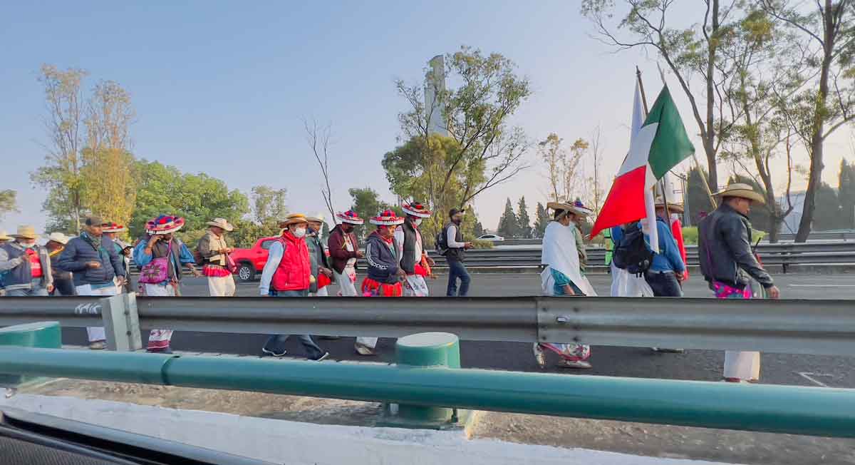 Caravana entorpece tráfico y hacen caos en la México-Toluca