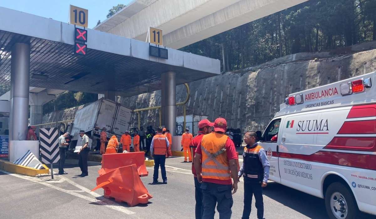 Noticias EdoMéx - Camión de carga se estrella contra caseta de cobro en la México-Toluca