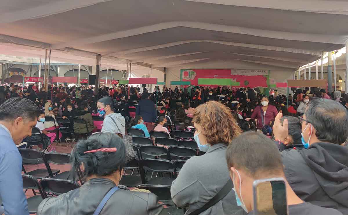 Gente esperando a ser atendida para la vacuna en Toluca