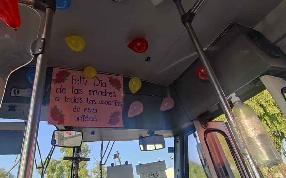 Chófer de Toluca adorna su camión por el Día de las Madres