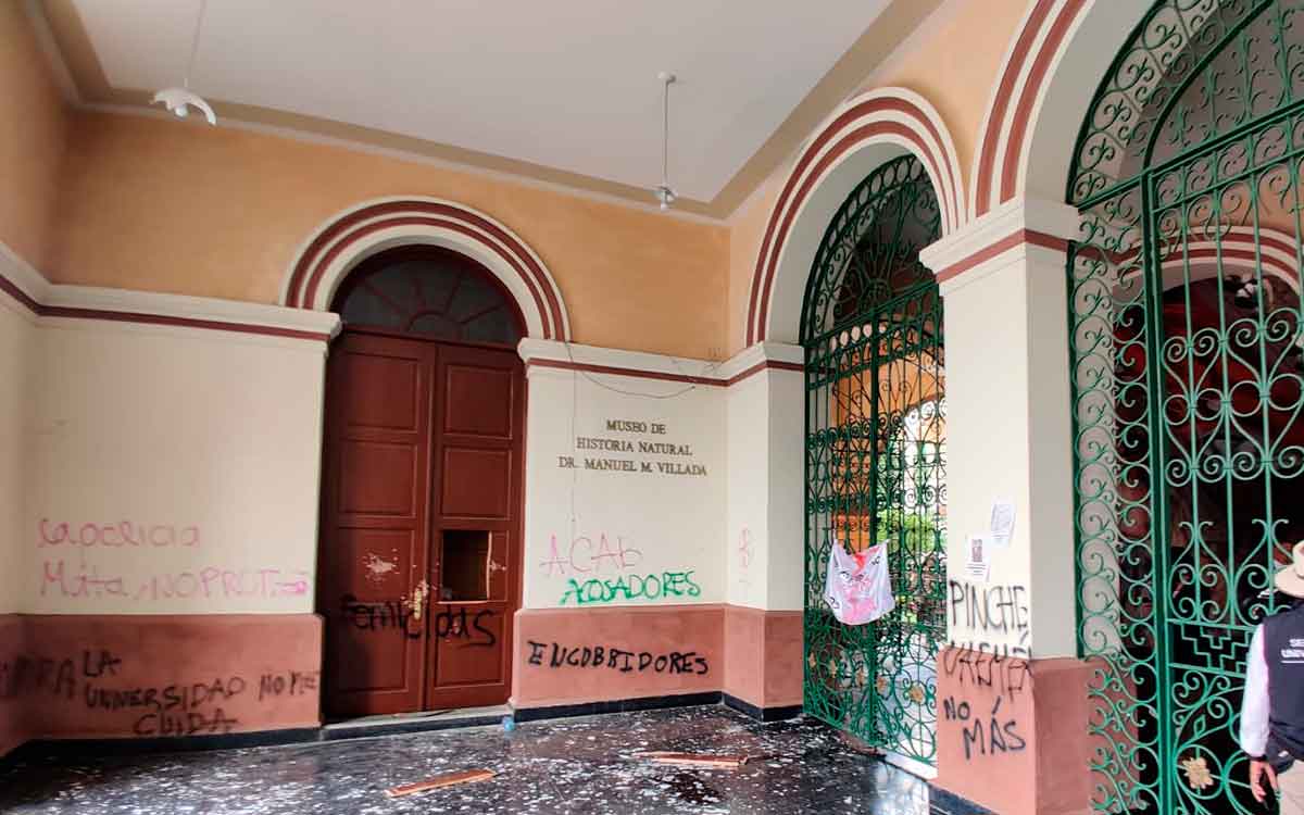 Protesta feminista en Toluca destruye Rectoría UAEMex para exigir seguridad
