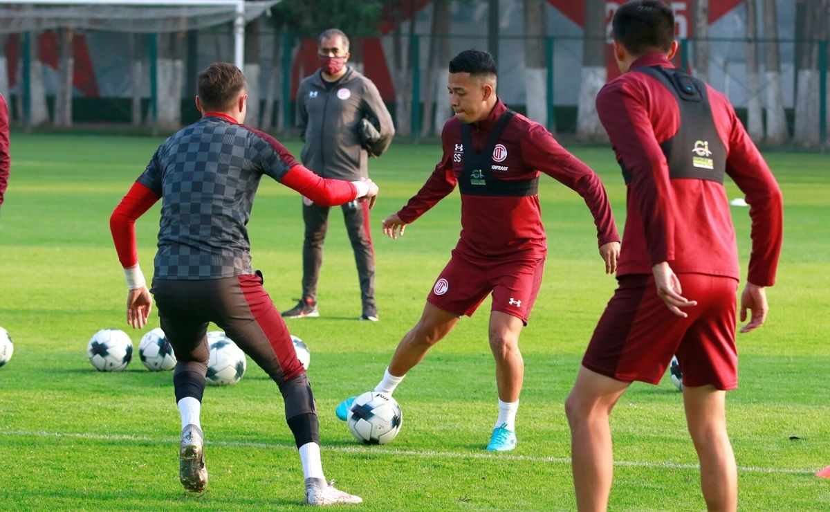 Jugadores del Toluca FC entrenan de cara al inicio del Apertura 2022