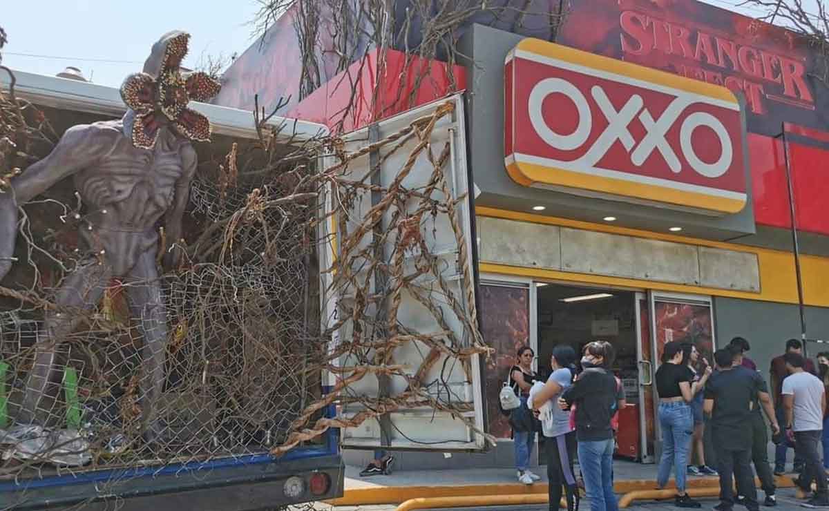 ¡México mágico! Decoran OXXO con temática de Stranger Things y se roban al Demogorgon
