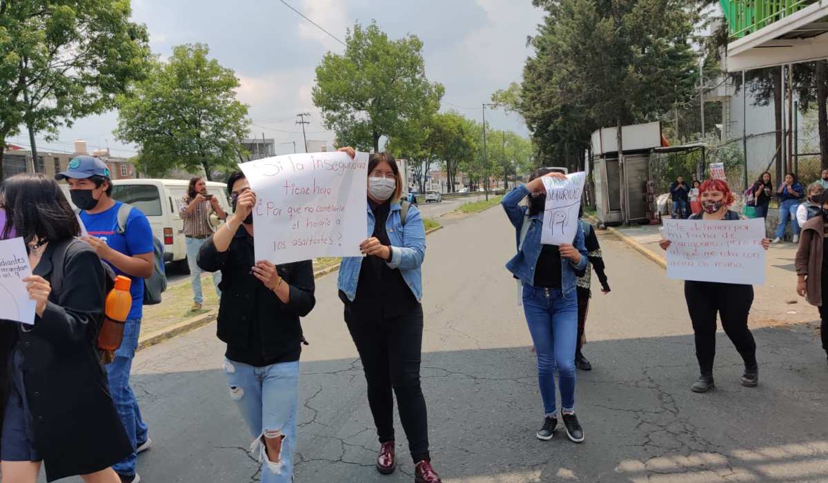Estudiantes de la UAEMéx bloquean Tollocan, exigen seguridad
