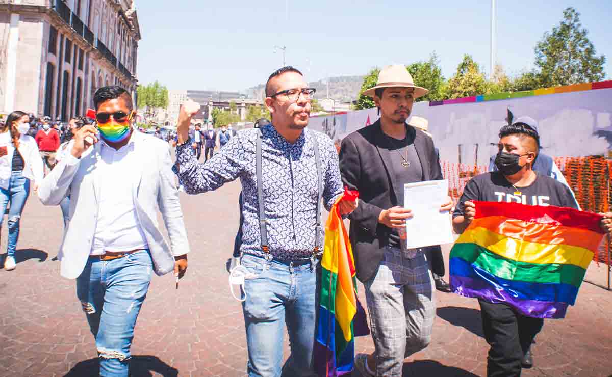 Policías agreden a activista LGBTTTI+ y reporteros tras marcha gay en Toluca