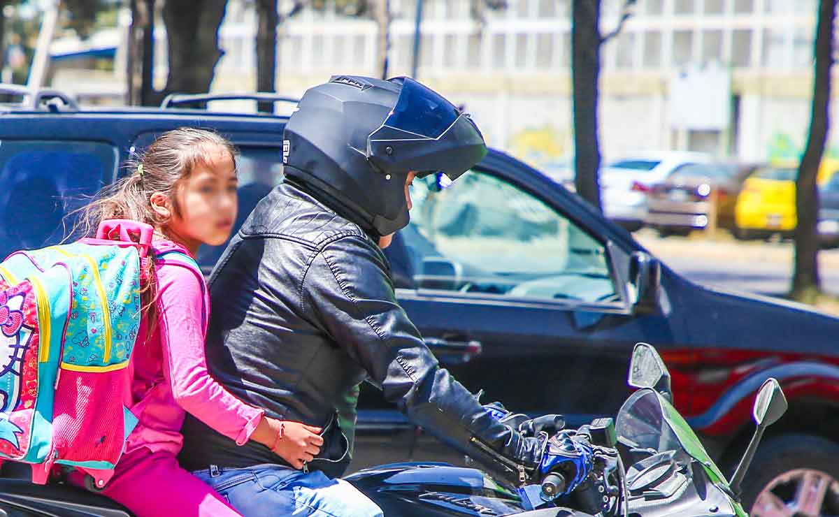 Hija con su padre en una moto