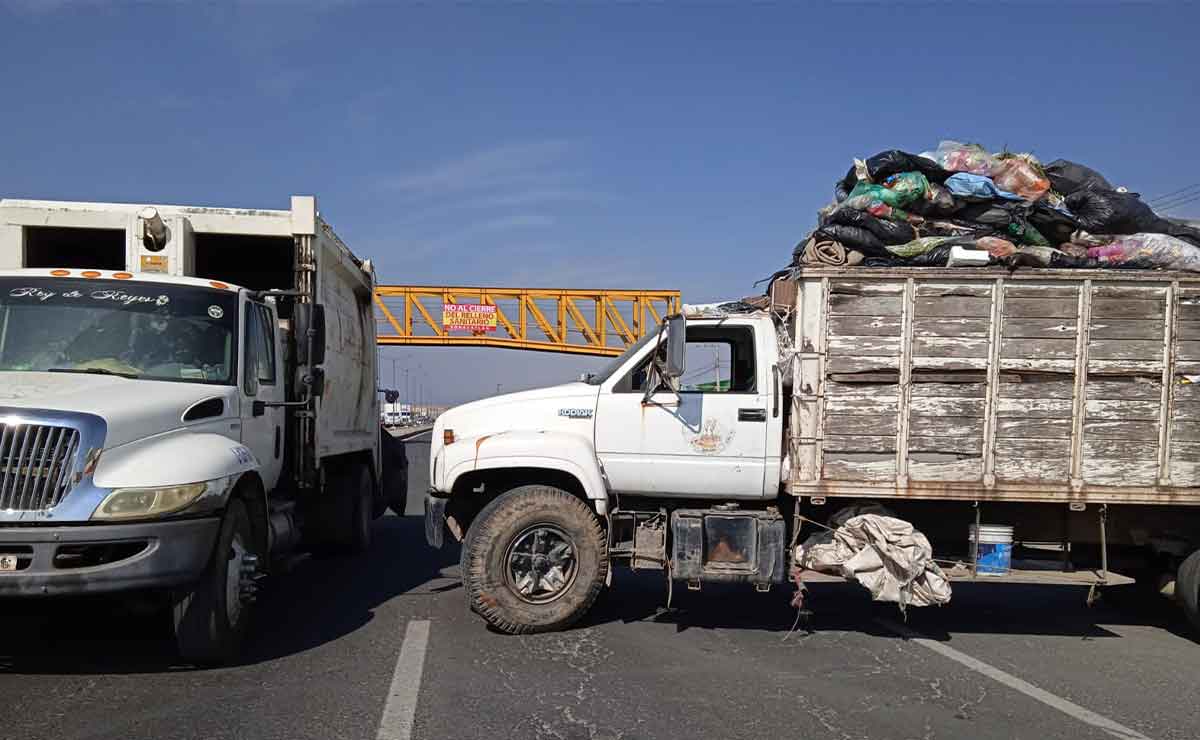 Trabajadores de Xonacatlán bloquean carretera Toluca- Naucalpan con camiones de basura