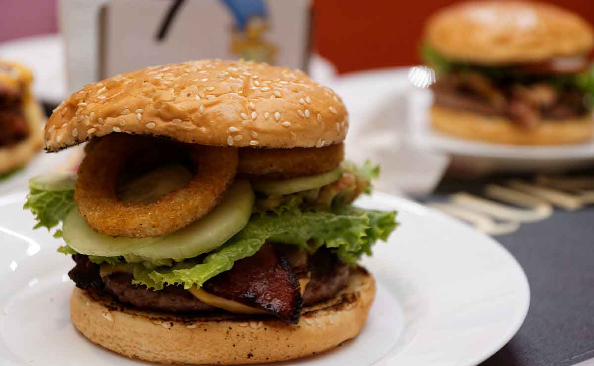 Acábate esta hamburguesa gigante y vuélvete un personaje de los Simpson en Toluca