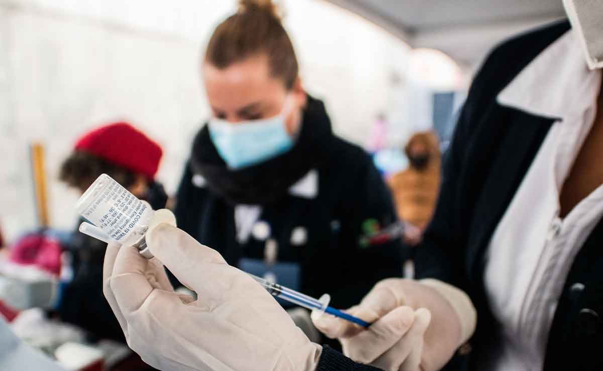 Enfermera aplicando la vacuna para rezagados toluca