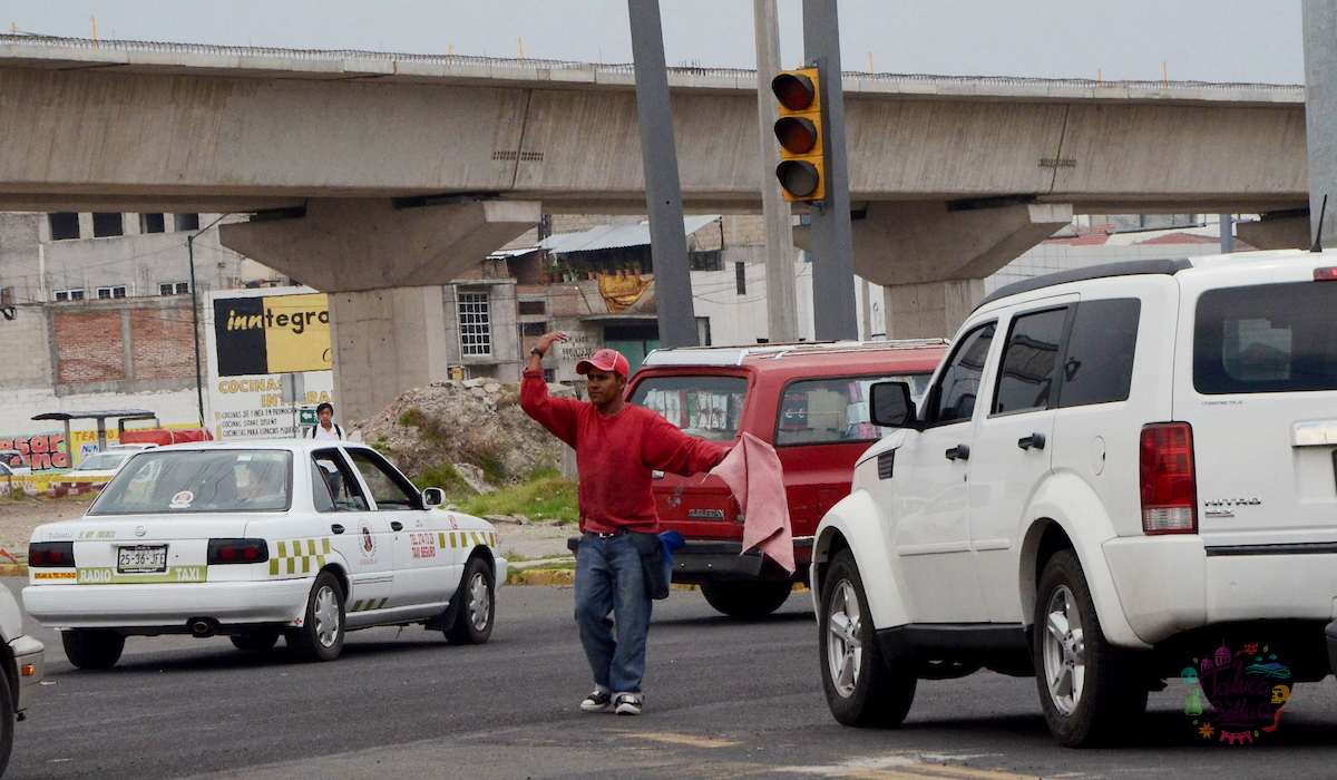 Franeleros de Toluca fungen como policías viales en Alfredo del Mazo