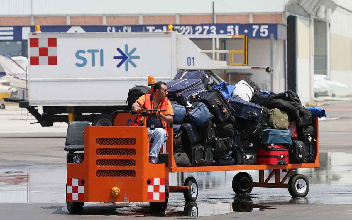 trabajador del aeropuerto internacional de ciudad de mexico en jornada laboral