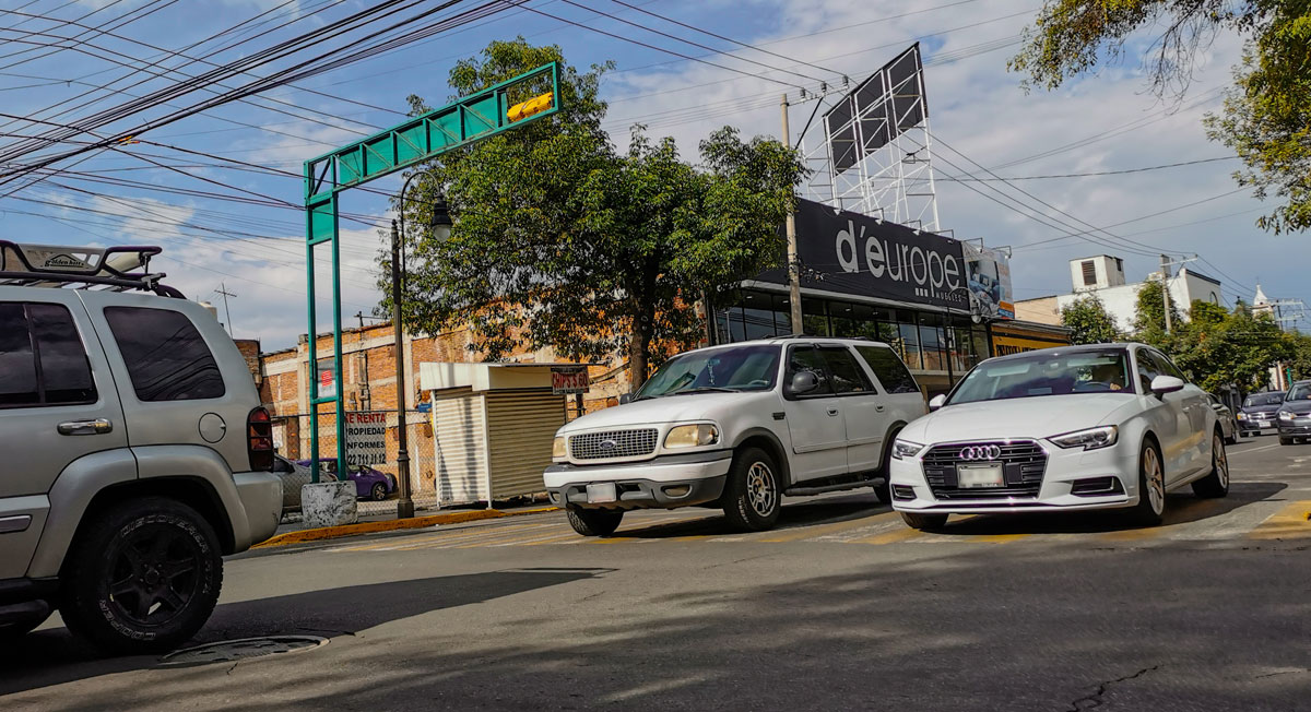 autos transitando por las calles de toluca a punto de ser vendidos y facturados ante el SAT