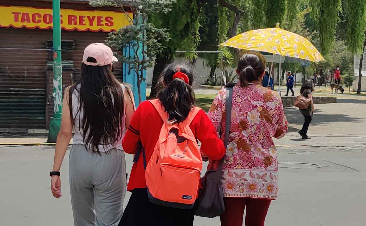 Madre e hijas saliendo de clases tras el termino del ciclo escolar 2022 en Edomex
