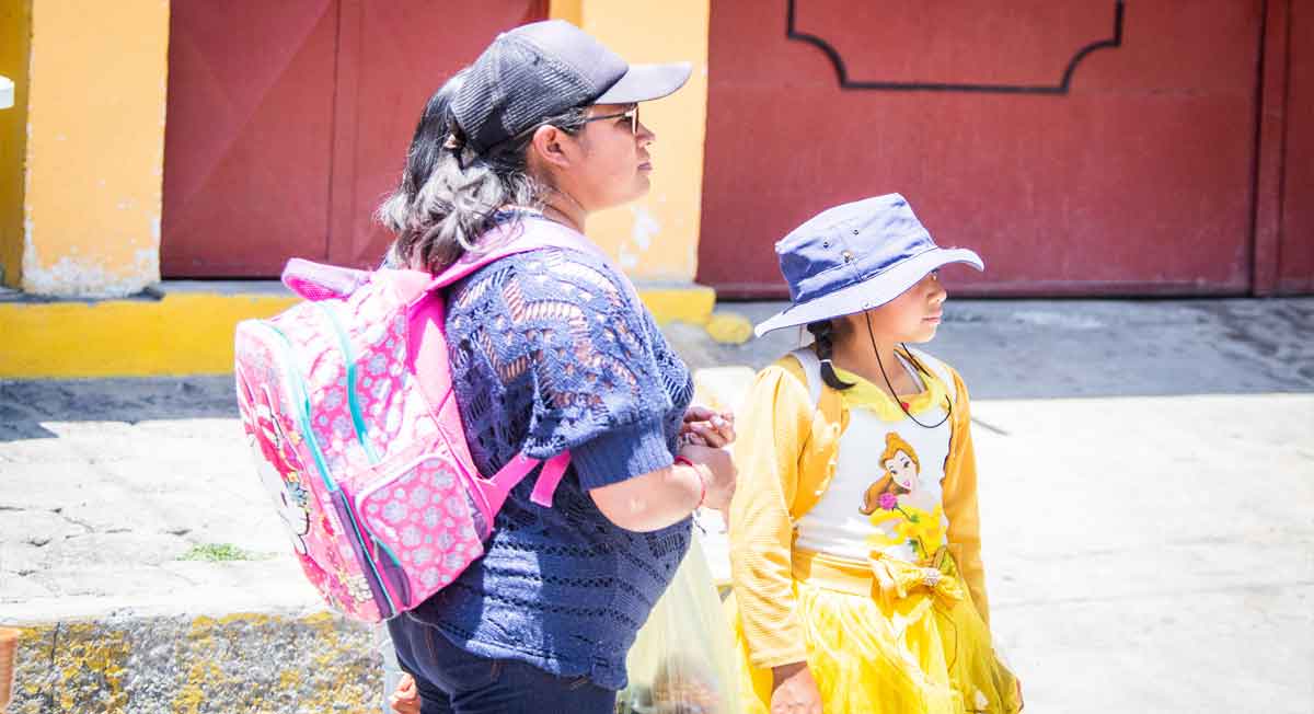 Madre recoge a su hija despues de anuncion de calificacion minima que pondra la sep en ciclo escolar 2021-2022