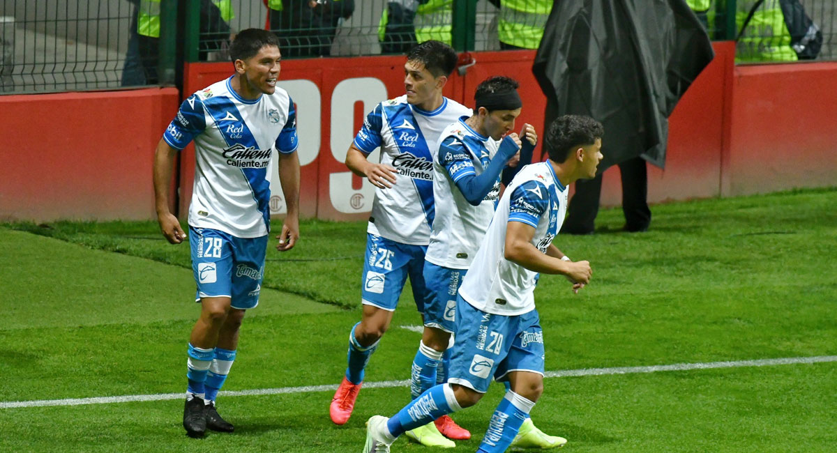 jugadores del Club Puebla celebran el priemr gol en el nemesio diez en la jornada 16 