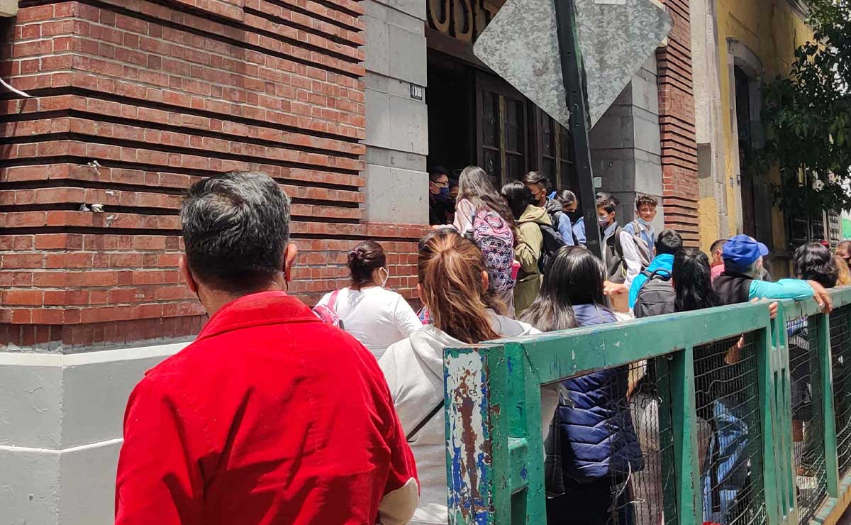 ¿Por qué están cobrando cuotas escolares de inscripción en el Valle de Toluca y Edomex?