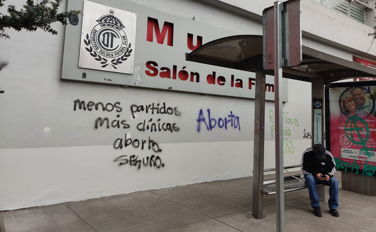 Feministas pintan consignas en la Bombonera "Nemesio Diez" de Toluca