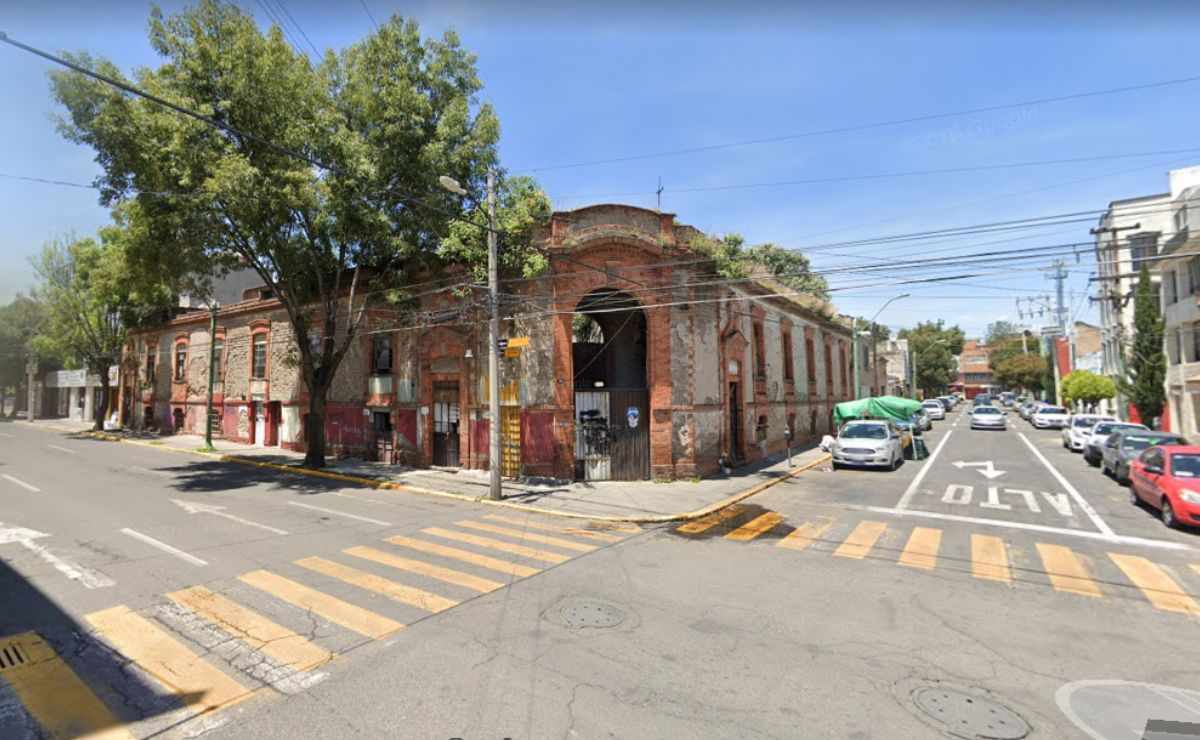 Se derrumba una barda en el centro de Toluca
