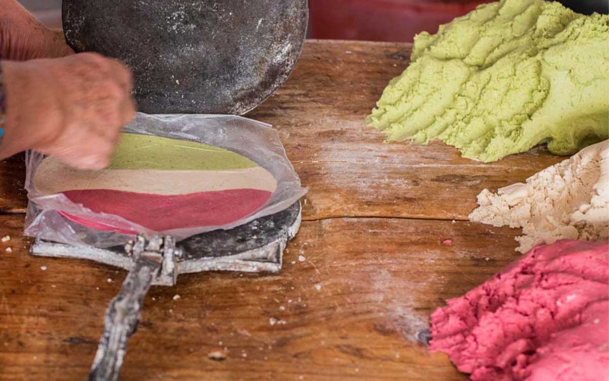 Hazte un taco patrio con esta tortilla tricolor que venden en Toluca