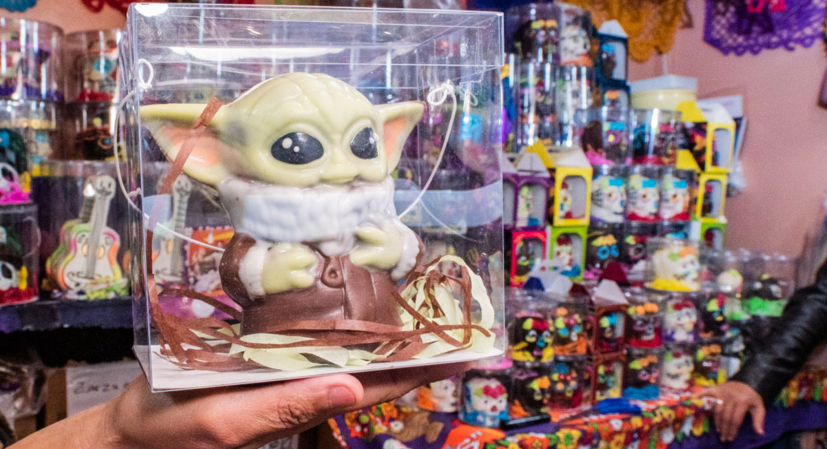 Compra este Baby Yoda de Chocolate en este puesto de la Feria del Alfeñique 2022