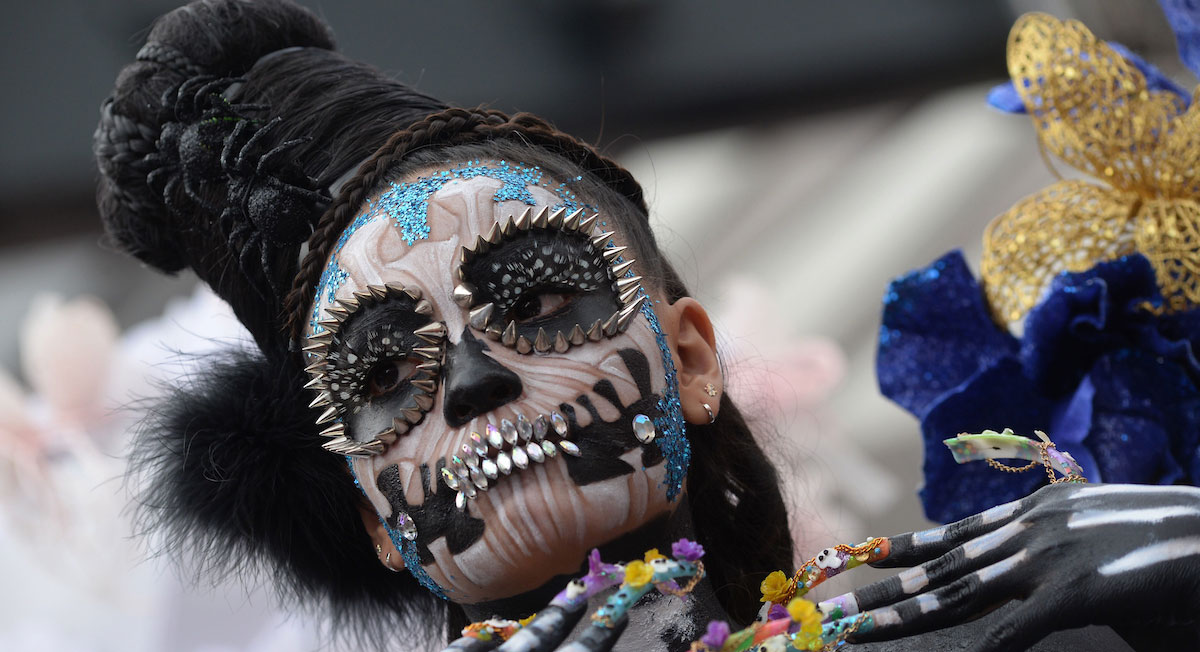 catrina en desfile de dia de muertos del festival de las almas 2022 en valle de bravo