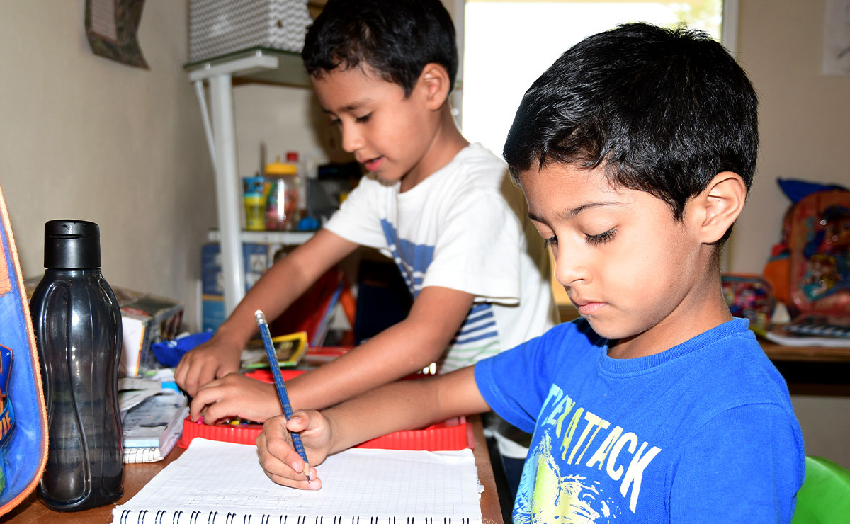 Niños realizando su tarea de primaria