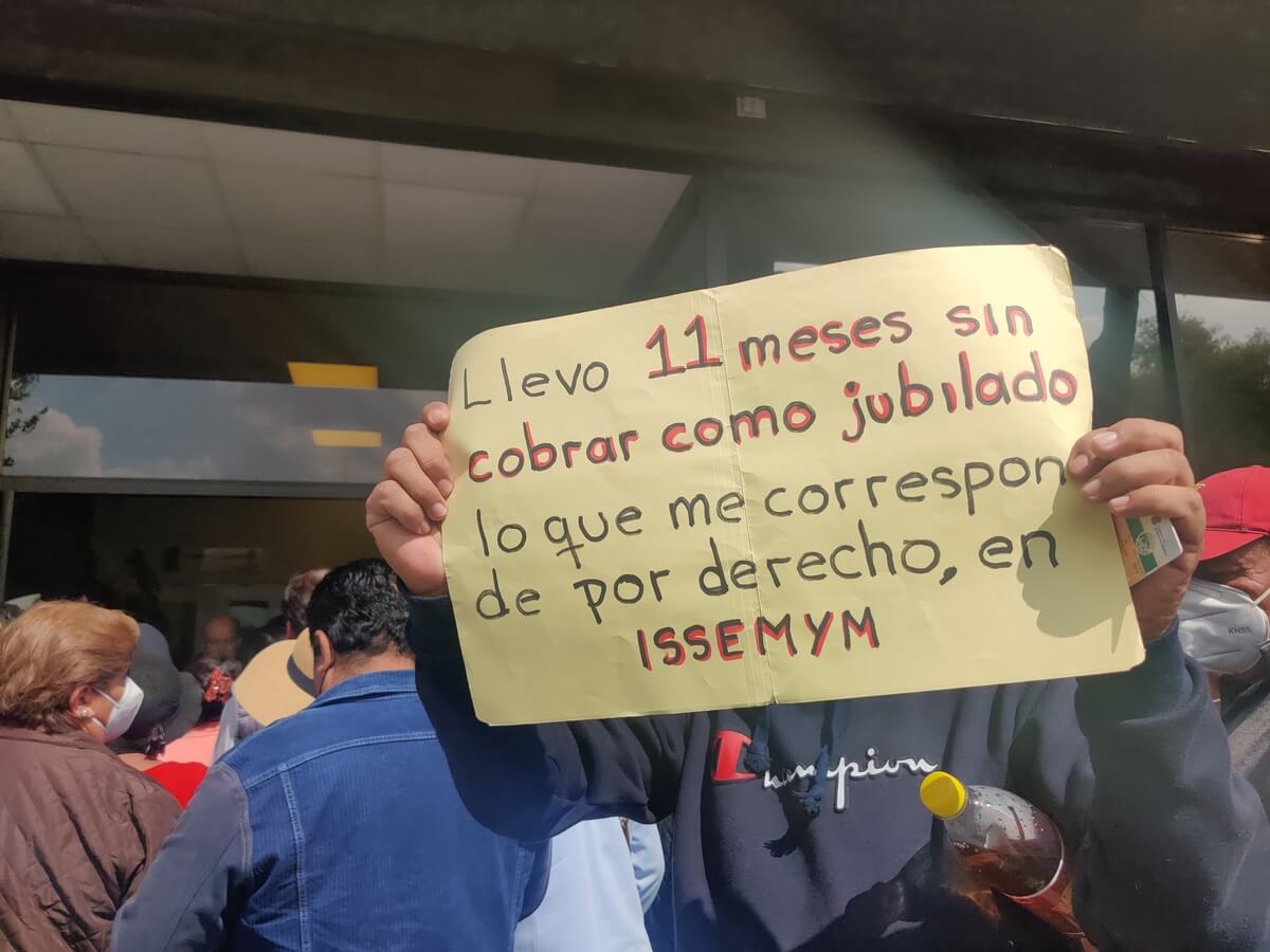 Personas protestan en Issemym porque cumplen dos años sin pensión