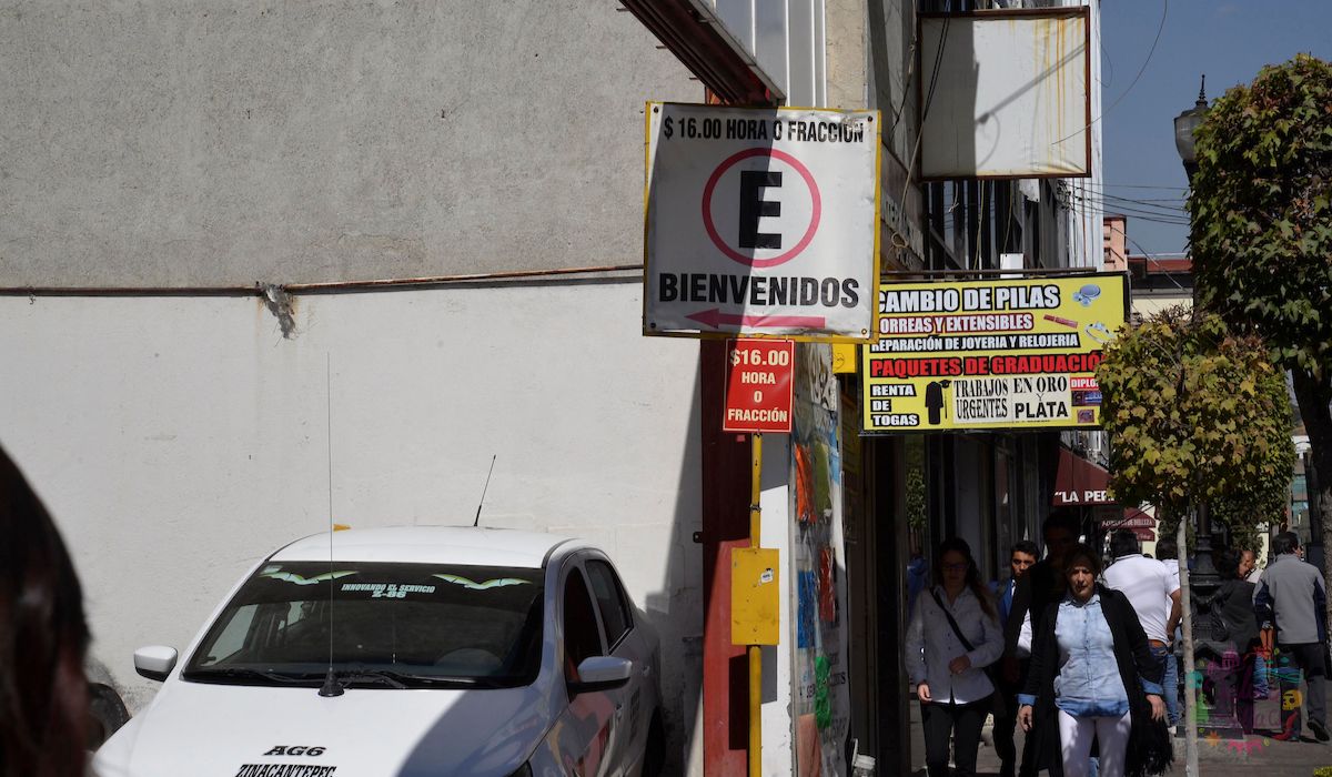 “Cobran hasta $50 por hora”, usuarios se quejan de estacionamientos de Toluca 