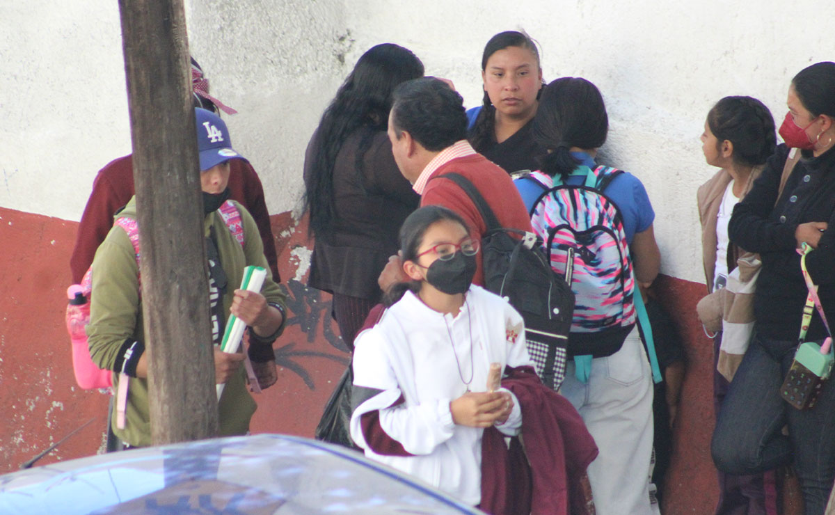 Niños saliendo de clases en Toluca