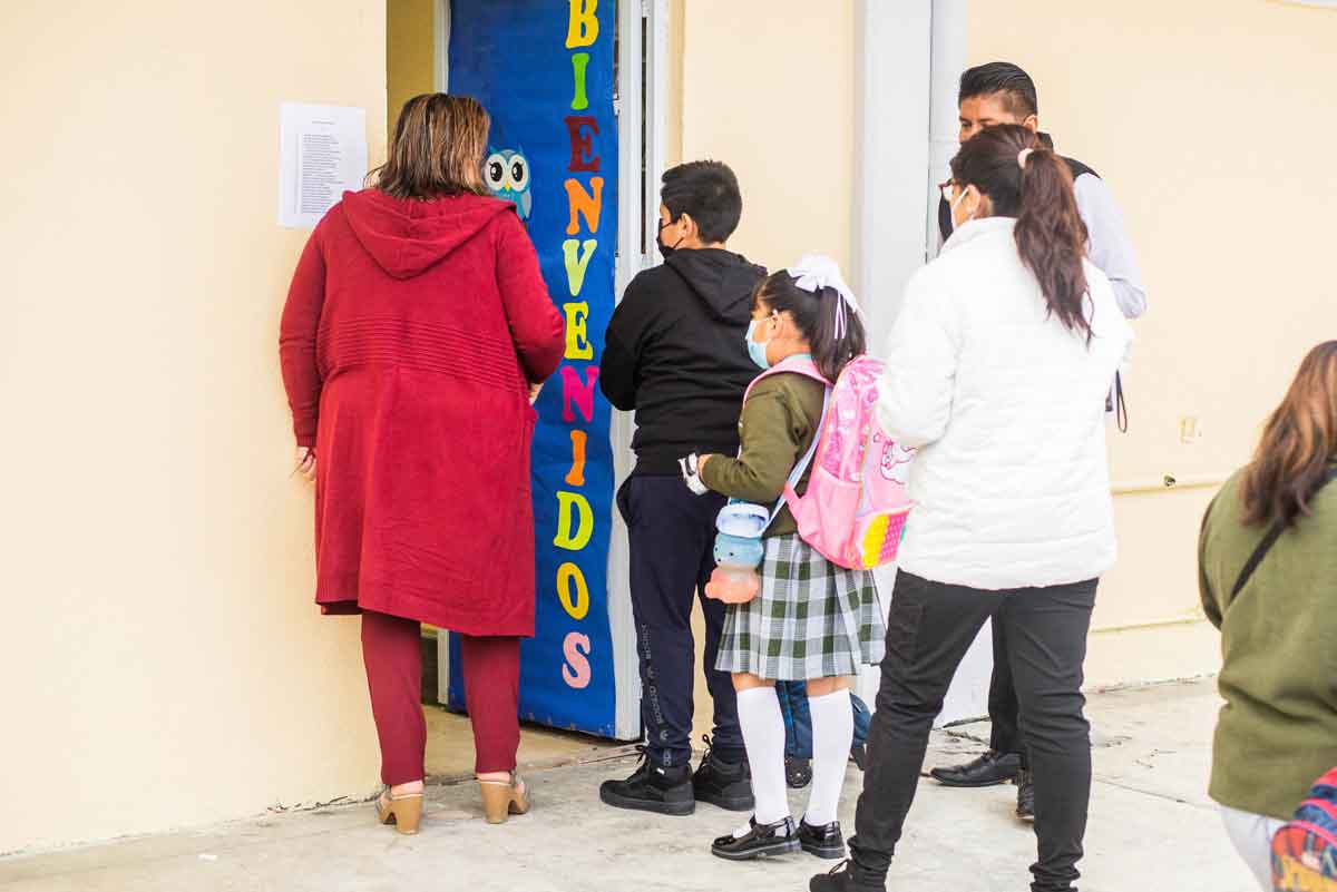 Maestra explica a alumnos y padres de familia las suspensiones noviembre 2022 